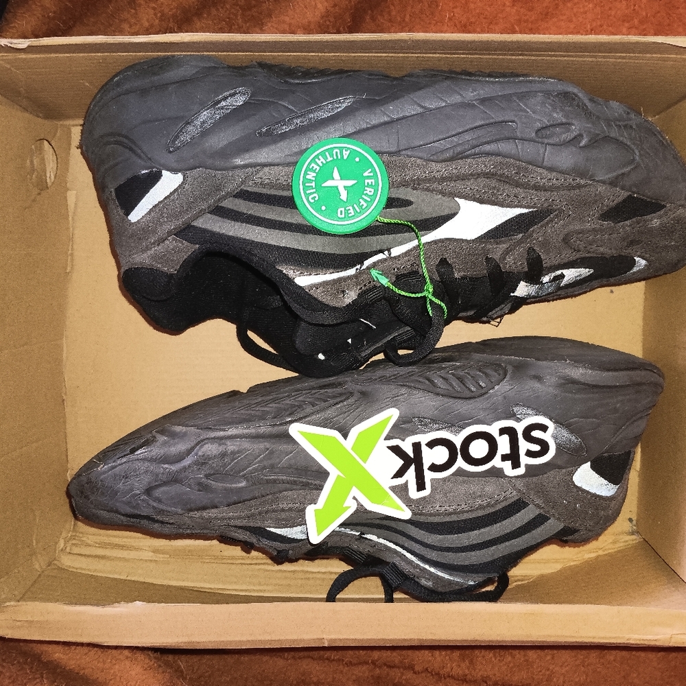 AUTHENTICATED YEEZY BOOST 700 V2-Mens Size 7